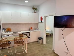 Kuchyň nebo kuchyňský kout v ubytování Orange Suite by Alhaurín Loft City Center