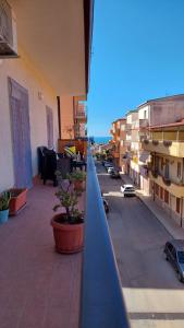 balcone di un edificio con vista su una strada di La Casa Sicula a Capri Leone