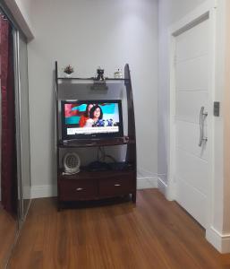 uma televisão sentada numa bancada numa sala em Apart Prime em Campinas