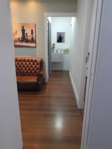 a hallway with a couch in the middle of a room at Apart Prime in Campinas