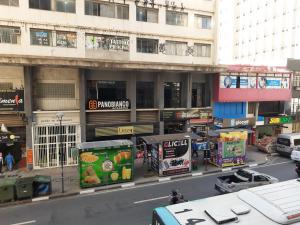 uma vista geral de uma rua da cidade com fornecedores de alimentos em Apart Prime em Campinas