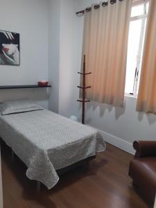 sypialnia z łóżkiem i oknem w obiekcie Apart Prime w mieście Campinas