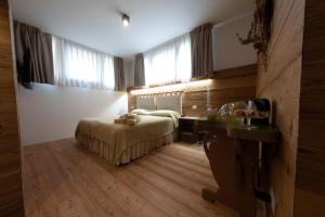 um quarto com 2 camas, uma secretária e 2 janelas em BIO & B - ITALYKE em Viterbo