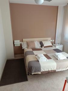 a bedroom with two beds in a room at Bonito adosado en zona muy tranquila in Benicàssim