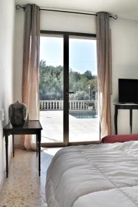 塔拉戈納的住宿－La casa dels Boscos，一间卧室设有一张床和一个大型玻璃门