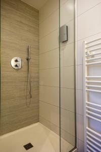baño con ducha y puerta de cristal en Hotel de la Gare Troyes Centre, en Troyes