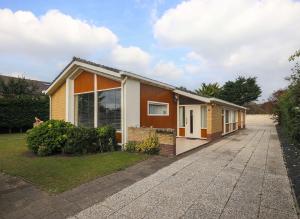 una casa con una entrada delante de ella en Beach House Wantveld Noordwijk aan Zee en Noordwijk aan Zee