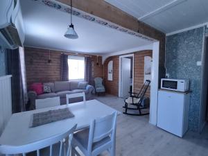 een woonkamer met een witte tafel en een bank bij Norwegian house Maria Stua in Mefjordvær