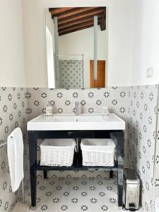 un baño con lavabo y espejo en Casa il Cipresso, en Castelnuovo Berardenga
