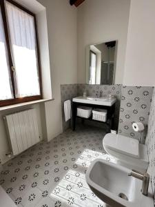 a bathroom with a sink and a toilet at Casa il Cipresso in Castelnuovo Berardenga +15 photos