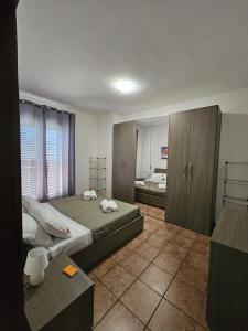 een slaapkamer met een bed en houten kasten bij Nika Holiday Home in Casteldaccia