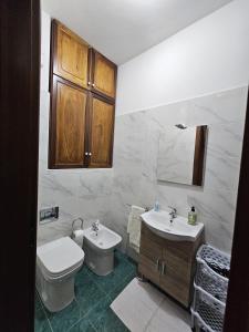 een badkamer met een toilet en een wastafel bij Nika Holiday Home in Casteldaccia