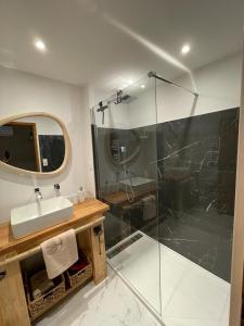 Ванна кімната в Maison cosy, 2 chambres, adossée aux remparts