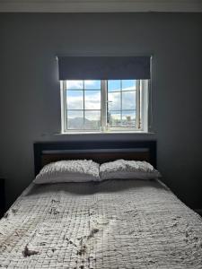 - un lit dans une chambre avec fenêtre dans l'établissement One Bedroom flat sittingbourne, à Kent