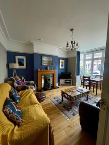 una sala de estar con un sofá y una mesa en A cosy garden flat in a quiet area close to the city centre, en Bristol