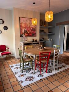 uma sala de jantar com mesa e cadeiras em Le Refuge d'Omer em Saint-Omer