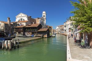 un fiume in una città con edifici vicini a un canale di Palazzo Guardi a Venezia