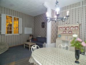 sala de estar con mesa y sofá en Milner Flats, en Sliema