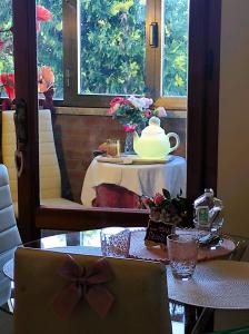 Affittacamere Casa Mac & Rose في سان كيريكو دورشيا: طاولة عليها وعاء الشاي