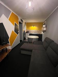 ein Wohnzimmer mit einem Sofa und einem Tisch in der Unterkunft chalet Ti kaz pitaya in Le Tampon
