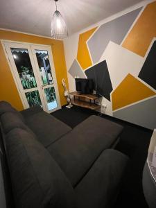 sala de estar con sofá y TV en chalet Ti kaz pitaya en Le Tampon