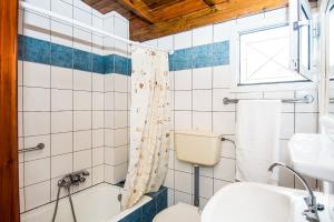 een badkamer met een toilet en een wastafel bij The Grapevine Rooms in Póros