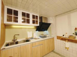 Dapur atau dapur kecil di 白小美輕旅民宿 市中心 新開幕特惠 可包棟