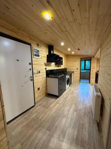 Habitación grande con puerta blanca en una cabaña de madera. en NİRVANA SUITE HOTEL, en Trabzon