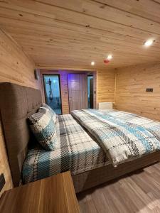 1 dormitorio con 1 cama en una cabaña de madera en NİRVANA SUITE HOTEL, en Trabzon