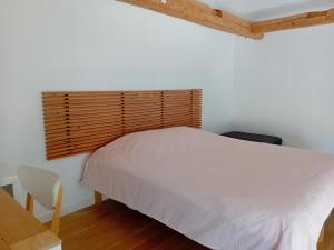1 dormitorio con cama, mesa y ventana en Chambre de charme, en Cuers