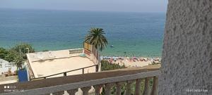 een balkon met uitzicht op het strand bij Les tamaris in 'Aïn Taya