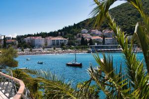 vistas a un puerto con un barco en el agua en Val Apartments, en Dubrovnik