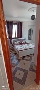 'Aïn Taya的住宿－Les tamaris，一间带两张床的卧室,铺有瓷砖地板
