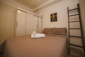 um quarto com uma cama com uma toalha em Chácara Santo Antonio ao lado Estação João Dias 10 em São Paulo