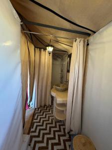une tente avec lavabo dans une chambre dans l'établissement Merzouga Stars Luxury Camp, à Merzouga
