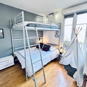 セリにあるCosy Apartment Carré Elysée Serrisのベッドルーム1室(二段ベッド1組、はしご付)