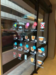 a display of different types of glasses in a window at Pensión La Orozca Benidorm in Benidorm