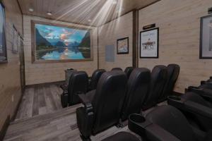 a room with chairs in a room with a painting at Majestic Pines Lodge in Sevierville +57 photos