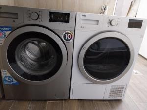 duas máquinas de lavar estão sentadas ao lado uma da outra em DM Hostel and Apartments em Skopje