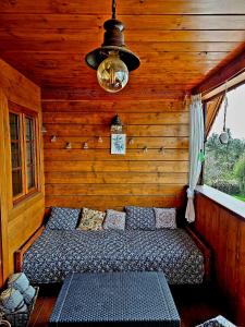 ein Schlafzimmer mit einem Bett in einem Blockhaus in der Unterkunft Apartament Singera in Biłgoraj