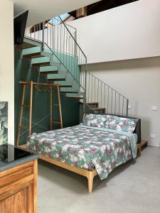 um quarto com uma cama e uma escada em La Valle del Re - Agriturismo em Medesano