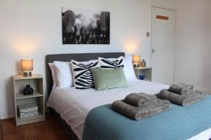 een slaapkamer met een bed met handdoeken erop bij Flat 5, Westhill in Leeds