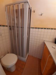 uma casa de banho com um chuveiro, um WC e um lavatório. em Borgo Antico em Monopoli
