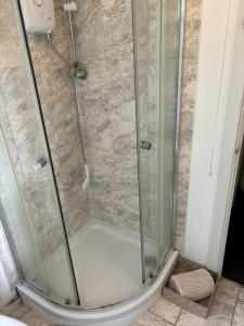um chuveiro com uma porta de vidro na casa de banho em Stunning Spacious One Bedroom Haven em Wyken