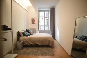 una piccola camera con letto e finestra di Studio61 - centro storico a Ivrea