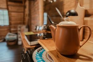 a brown tea kettle sitting on a wooden table at Pirtelė dviem in Kulionys