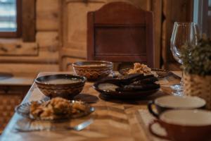 un tavolo in legno con piatti di cibo sopra di Pirtelė dviem a Kulionys