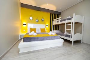 ein Schlafzimmer mit 2 Etagenbetten und einer gelben Wand in der Unterkunft Guest House Narta in Vlorë