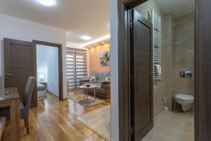 ズラティボールにあるApartman Gavrilov 1のバスルーム(トイレ付)、リビングルーム +23枚の写真