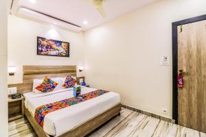 um quarto com uma cama num quarto em New Aksha International By Glitz Hotels em Mumbai